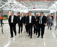 Dois potentes jatos de água batizaram simbolicamente as primeiras aeronaves que partiram com voos de Curitiba para o Interior do Estado inaugurando oficialmente, nesta terça-feira (22), o programa Voe Paraná. O governador Carlos Massa Ratinho Junior acompanhou a estreia no Aeroporto Afonso Pena, em São José dos Pinhais, recepcionando os primeiros passageiros com destino ao Interior do Estado.