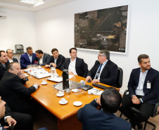 Dois potentes jatos de água batizaram simbolicamente as primeiras aeronaves que partiram com voos de Curitiba para o Interior do Estado inaugurando oficialmente, nesta terça-feira (22), o programa Voe Paraná. O governador Carlos Massa Ratinho Junior acompanhou a estreia no Aeroporto Afonso Pena, em São José dos Pinhais, recepcionando os primeiros passageiros com destino ao Interior do Estado.