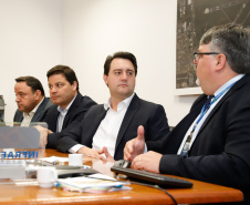 Dois potentes jatos de água batizaram simbolicamente as primeiras aeronaves que partiram com voos de Curitiba para o Interior do Estado inaugurando oficialmente, nesta terça-feira (22), o programa Voe Paraná. O governador Carlos Massa Ratinho Junior acompanhou a estreia no Aeroporto Afonso Pena, em São José dos Pinhais, recepcionando os primeiros passageiros com destino ao Interior do Estado.