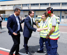 Dois potentes jatos de água batizaram simbolicamente as primeiras aeronaves que partiram com voos de Curitiba para o Interior do Estado inaugurando oficialmente, nesta terça-feira (22), o programa Voe Paraná. O governador Carlos Massa Ratinho Junior acompanhou a estreia no Aeroporto Afonso Pena, em São José dos Pinhais, recepcionando os primeiros passageiros com destino ao Interior do Estado.