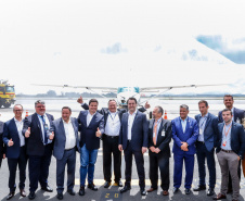 Dois potentes jatos de água batizaram simbolicamente as primeiras aeronaves que partiram com voos de Curitiba para o Interior do Estado inaugurando oficialmente, nesta terça-feira (22), o programa Voe Paraná. O governador Carlos Massa Ratinho Junior acompanhou a estreia no Aeroporto Afonso Pena, em São José dos Pinhais, recepcionando os primeiros passageiros com destino ao Interior do Estado.