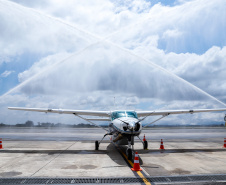 Dois potentes jatos de água batizaram simbolicamente as primeiras aeronaves que partiram com voos de Curitiba para o Interior do Estado inaugurando oficialmente, nesta terça-feira (22), o programa Voe Paraná. O governador Carlos Massa Ratinho Junior acompanhou a estreia no Aeroporto Afonso Pena, em São José dos Pinhais, recepcionando os primeiros passageiros com destino ao Interior do Estado.
