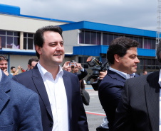 Dois potentes jatos de água batizaram simbolicamente as primeiras aeronaves que partiram com voos de Curitiba para o Interior do Estado inaugurando oficialmente, nesta terça-feira (22), o programa Voe Paraná. O governador Carlos Massa Ratinho Junior acompanhou a estreia no Aeroporto Afonso Pena, em São José dos Pinhais, recepcionando os primeiros passageiros com destino ao Interior do Estado.