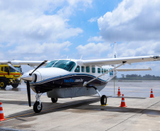 Dois potentes jatos de água batizaram simbolicamente as primeiras aeronaves que partiram com voos de Curitiba para o Interior do Estado inaugurando oficialmente, nesta terça-feira (22), o programa Voe Paraná. O governador Carlos Massa Ratinho Junior acompanhou a estreia no Aeroporto Afonso Pena, em São José dos Pinhais, recepcionando os primeiros passageiros com destino ao Interior do Estado.