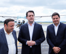 Dois potentes jatos de água batizaram simbolicamente as primeiras aeronaves que partiram com voos de Curitiba para o Interior do Estado inaugurando oficialmente, nesta terça-feira (22), o programa Voe Paraná. O governador Carlos Massa Ratinho Junior acompanhou a estreia no Aeroporto Afonso Pena, em São José dos Pinhais, recepcionando os primeiros passageiros com destino ao Interior do Estado.