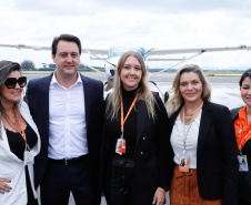 Dois potentes jatos de água batizaram simbolicamente as primeiras aeronaves que partiram com voos de Curitiba para o Interior do Estado inaugurando oficialmente, nesta terça-feira (22), o programa Voe Paraná. O governador Carlos Massa Ratinho Junior acompanhou a estreia no Aeroporto Afonso Pena, em São José dos Pinhais, recepcionando os primeiros passageiros com destino ao Interior do Estado.