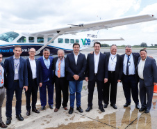 Dois potentes jatos de água batizaram simbolicamente as primeiras aeronaves que partiram com voos de Curitiba para o Interior do Estado inaugurando oficialmente, nesta terça-feira (22), o programa Voe Paraná. O governador Carlos Massa Ratinho Junior acompanhou a estreia no Aeroporto Afonso Pena, em São José dos Pinhais, recepcionando os primeiros passageiros com destino ao Interior do Estado.