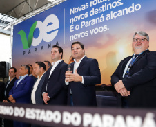 Dois potentes jatos de água batizaram simbolicamente as primeiras aeronaves que partiram com voos de Curitiba para o Interior do Estado inaugurando oficialmente, nesta terça-feira (22), o programa Voe Paraná. O governador Carlos Massa Ratinho Junior acompanhou a estreia no Aeroporto Afonso Pena, em São José dos Pinhais, recepcionando os primeiros passageiros com destino ao Interior do Estado.