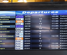 Dois potentes jatos de água batizaram simbolicamente as primeiras aeronaves que partiram com voos de Curitiba para o Interior do Estado inaugurando oficialmente, nesta terça-feira (22), o programa Voe Paraná. O governador Carlos Massa Ratinho Junior acompanhou a estreia no Aeroporto Afonso Pena, em São José dos Pinhais, recepcionando os primeiros passageiros com destino ao Interior do Estado.