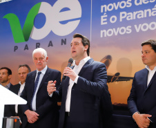 Dois potentes jatos de água batizaram simbolicamente as primeiras aeronaves que partiram com voos de Curitiba para o Interior do Estado inaugurando oficialmente, nesta terça-feira (22), o programa Voe Paraná. O governador Carlos Massa Ratinho Junior acompanhou a estreia no Aeroporto Afonso Pena, em São José dos Pinhais, recepcionando os primeiros passageiros com destino ao Interior do Estado.