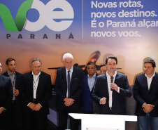 Dois potentes jatos de água batizaram simbolicamente as primeiras aeronaves que partiram com voos de Curitiba para o Interior do Estado inaugurando oficialmente, nesta terça-feira (22), o programa Voe Paraná. O governador Carlos Massa Ratinho Junior acompanhou a estreia no Aeroporto Afonso Pena, em São José dos Pinhais, recepcionando os primeiros passageiros com destino ao Interior do Estado.