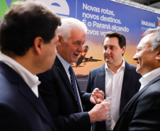 Dois potentes jatos de água batizaram simbolicamente as primeiras aeronaves que partiram com voos de Curitiba para o Interior do Estado inaugurando oficialmente, nesta terça-feira (22), o programa Voe Paraná. O governador Carlos Massa Ratinho Junior acompanhou a estreia no Aeroporto Afonso Pena, em São José dos Pinhais, recepcionando os primeiros passageiros com destino ao Interior do Estado.