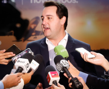 Dois potentes jatos de água batizaram simbolicamente as primeiras aeronaves que partiram com voos de Curitiba para o Interior do Estado inaugurando oficialmente, nesta terça-feira (22), o programa Voe Paraná. O governador Carlos Massa Ratinho Junior acompanhou a estreia no Aeroporto Afonso Pena, em São José dos Pinhais, recepcionando os primeiros passageiros com destino ao Interior do Estado.