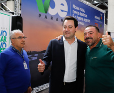 Dois potentes jatos de água batizaram simbolicamente as primeiras aeronaves que partiram com voos de Curitiba para o Interior do Estado inaugurando oficialmente, nesta terça-feira (22), o programa Voe Paraná. O governador Carlos Massa Ratinho Junior acompanhou a estreia no Aeroporto Afonso Pena, em São José dos Pinhais, recepcionando os primeiros passageiros com destino ao Interior do Estado.