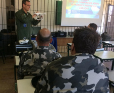 Unidades prisionais de Foz do Iguaçu e Londrina começaram um projeto pioneiro de monitoramento de presos por meio de drones. A ideia do Departamento Penitenciário do Paraná (Depen) é aproveitar que as Aeronaves Remotamente Pilotadas têm alta tecnologia e baixo custo. Nos últimos meses, os servidores da instituição têm recebido treinamento para trabalhar com os equipamentos. Foto; Divulgação/Depen