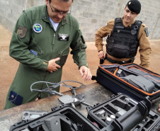 Unidades prisionais de Foz do Iguaçu e Londrina começaram um projeto pioneiro de monitoramento de presos por meio de drones. A ideia do Departamento Penitenciário do Paraná (Depen) é aproveitar que as Aeronaves Remotamente Pilotadas têm alta tecnologia e baixo custo. Nos últimos meses, os servidores da instituição têm recebido treinamento para trabalhar com os equipamentos. Foto; Divulgação/Depen