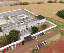 Unidades prisionais de Foz do Iguaçu e Londrina começaram um projeto pioneiro de monitoramento de presos por meio de drones. A ideia do Departamento Penitenciário do Paraná (Depen) é aproveitar que as Aeronaves Remotamente Pilotadas têm alta tecnologia e baixo custo. Nos últimos meses, os servidores da instituição têm recebido treinamento para trabalhar com os equipamentos. Foto; Divulgação/Depen