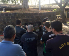 Unidades prisionais de Foz do Iguaçu e Londrina começaram um projeto pioneiro de monitoramento de presos por meio de drones. A ideia do Departamento Penitenciário do Paraná (Depen) é aproveitar que as Aeronaves Remotamente Pilotadas têm alta tecnologia e baixo custo. Nos últimos meses, os servidores da instituição têm recebido treinamento para trabalhar com os equipamentos. Foto; Divulgação/Depen