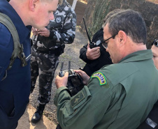 Unidades prisionais de Foz do Iguaçu e Londrina começaram um projeto pioneiro de monitoramento de presos por meio de drones. A ideia do Departamento Penitenciário do Paraná (Depen) é aproveitar que as Aeronaves Remotamente Pilotadas têm alta tecnologia e baixo custo. Nos últimos meses, os servidores da instituição têm recebido treinamento para trabalhar com os equipamentos. Foto; Divulgação/Depen