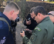 Unidades prisionais de Foz do Iguaçu e Londrina começaram um projeto pioneiro de monitoramento de presos por meio de drones. A ideia do Departamento Penitenciário do Paraná (Depen) é aproveitar que as Aeronaves Remotamente Pilotadas têm alta tecnologia e baixo custo. Nos últimos meses, os servidores da instituição têm recebido treinamento para trabalhar com os equipamentos. Foto; Divulgação/Depen