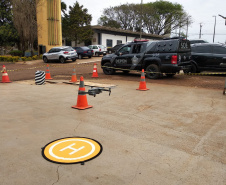 Unidades prisionais de Foz do Iguaçu e Londrina começaram um projeto pioneiro de monitoramento de presos por meio de drones. A ideia do Departamento Penitenciário do Paraná (Depen) é aproveitar que as Aeronaves Remotamente Pilotadas têm alta tecnologia e baixo custo. Nos últimos meses, os servidores da instituição têm recebido treinamento para trabalhar com os equipamentos. Foto; Divulgação/Depen