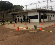 Unidades prisionais de Foz do Iguaçu e Londrina começaram um projeto pioneiro de monitoramento de presos por meio de drones. A ideia do Departamento Penitenciário do Paraná (Depen) é aproveitar que as Aeronaves Remotamente Pilotadas têm alta tecnologia e baixo custo. Nos últimos meses, os servidores da instituição têm recebido treinamento para trabalhar com os equipamentos. Foto; Divulgação/Depen