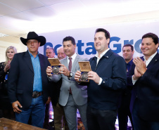 Um ato na prefeitura de Ponta Grossa, nos Campos Gerais, marcou a instalação da sede do Governo do Estado na cidade na manhã desta quarta-feira (23). Por dois dias, na quarta e quinta-feira (24), toda a equipe da administração pública estadual despachará do Centro de Eventos de Ponta Grossa.
