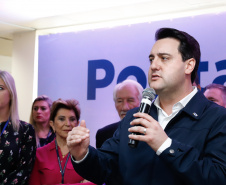 Um ato na prefeitura de Ponta Grossa, nos Campos Gerais, marcou a instalação da sede do Governo do Estado na cidade na manhã desta quarta-feira (23). Por dois dias, na quarta e quinta-feira (24), toda a equipe da administração pública estadual despachará do Centro de Eventos de Ponta Grossa.