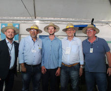 A Secretaria de Estado da Agricultura e do Abastecimento fez nesta quarta-feira (23) mais uma entrega simbólica do Programa Trator Solidário, durante a Feira Paraná, em Ponta Grossa.  Foto: Divulgação/SEAB