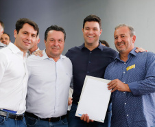 O governador Carlos Massa Ratinho Junior entregou nesta quinta-feira (24) licenças ambientais a seis empresas que vão investir mais de R$ 1,34 bilhão em empreendimentos nos Campos Gerais. São ampliações de serviços e novas construções industriais que contribuem para o desenvolvimento da Região.