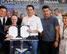 Ponta Grossa e outros 12 municípios dos Campos Gerais vão investir R$ 19,9 milhões em pavimentação de ruas, compra de equipamentos de videomonitoramento, máquinas, ambulância e ônibus escolares, além de ações na área da saúde. Os recursos são do Governo do Estado. As licitações e homologações das obras e aquisições foram autorizadas pelo governador Carlos Massa Ratinho Junior nesta quinta-feira (24) em Ponta Grossa.