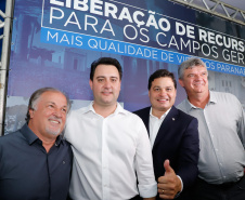 Ponta Grossa e outros 12 municípios dos Campos Gerais vão investir R$ 19,9 milhões em pavimentação de ruas, compra de equipamentos de videomonitoramento, máquinas, ambulância e ônibus escolares, além de ações na área da saúde. Os recursos são do Governo do Estado. As licitações e homologações das obras e aquisições foram autorizadas pelo governador Carlos Massa Ratinho Junior nesta quinta-feira (24) em Ponta Grossa.