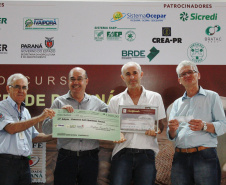 Os cafeicultores Valdeir Luiz de Souza, de Tomazina, e Edson Messias de Carvalho, de Joaquim Távora, venceram o prêmio Café Qualidade Paraná nas categorias cereja descascado e natural. Eles superaram 120 lotes que iniciaram a disputa, e receberam R$ 5 mil de prêmio.

A cerimônia de premiação foi nesta quinta-feira (24), em Ivaiporã, e reuniu cerca de 500 participantes. Foto: Divulgação/AEN