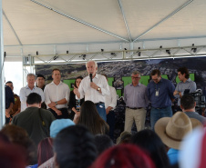 Setenta e cinco famílias de Palmas, no Sudoeste do Estado, receberam nesta quinta-feira (24) as chaves da casa própria. A partir de agora, elas são as moradoras do Residencial Bom Pastor II, empreendimento executado com R$ 5,3 milhões de investimentos do Governo do Estado, Governo Federal e prefeitura.

O vice-governador Darci Piana inaugurou o residencial e reafirmou o compromisso da gestão estadual com os projetos de habitação popular. Foto: Guilherme Santos / Cohapar