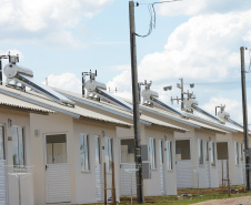 Setenta e cinco famílias de Palmas, no Sudoeste do Estado, receberam nesta quinta-feira (24) as chaves da casa própria. A partir de agora, elas são as moradoras do Residencial Bom Pastor II, empreendimento executado com R$ 5,3 milhões de investimentos do Governo do Estado, Governo Federal e prefeitura.

O vice-governador Darci Piana inaugurou o residencial e reafirmou o compromisso da gestão estadual com os projetos de habitação popular. Foto: Guilherme Santos / Cohapar