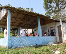 Biólogos, sociólogos, oceanógrafos e gestores ambientais, a serviço da empresa pública Portos do Paraná, estão em campo para mais um “Diagnóstico Socioambiental Participativo” (DSAP). A equipe da Diretoria de Meio Ambiente pesquisa 15 comunidades pesqueiras, nas ilhas e no continente, para o levantamento. O trabalho é desenvolvido em Paranaguá, Pontal do Paraná e Antonina. Esta é a terceira edição.