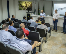 A empresa pública Portos do Paraná reuniu nesta sexta-feira (25) operadores portuários dos principais segmentos de carga para debater a atualização do Plano Diretor do município com a Secretaria Municipal de Urbanismo de Paranaguá. A ideia é que o desenvolvimento do setor seja contemplado no novo documento que norteia a organização e o crescimento da cidade para os próximos dez anos.