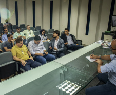 A empresa pública Portos do Paraná reuniu nesta sexta-feira (25) operadores portuários dos principais segmentos de carga para debater a atualização do Plano Diretor do município com a Secretaria Municipal de Urbanismo de Paranaguá. A ideia é que o desenvolvimento do setor seja contemplado no novo documento que norteia a organização e o crescimento da cidade para os próximos dez anos.