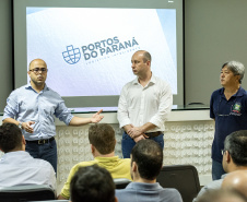 A empresa pública Portos do Paraná reuniu nesta sexta-feira (25) operadores portuários dos principais segmentos de carga para debater a atualização do Plano Diretor do município com a Secretaria Municipal de Urbanismo de Paranaguá. A ideia é que o desenvolvimento do setor seja contemplado no novo documento que norteia a organização e o crescimento da cidade para os próximos dez anos.