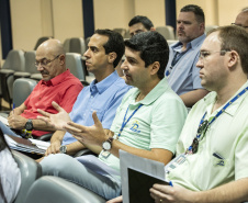 A empresa pública Portos do Paraná reuniu nesta sexta-feira (25) operadores portuários dos principais segmentos de carga para debater a atualização do Plano Diretor do município com a Secretaria Municipal de Urbanismo de Paranaguá. A ideia é que o desenvolvimento do setor seja contemplado no novo documento que norteia a organização e o crescimento da cidade para os próximos dez anos.