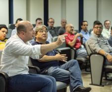 A empresa pública Portos do Paraná reuniu nesta sexta-feira (25) operadores portuários dos principais segmentos de carga para debater a atualização do Plano Diretor do município com a Secretaria Municipal de Urbanismo de Paranaguá. A ideia é que o desenvolvimento do setor seja contemplado no novo documento que norteia a organização e o crescimento da cidade para os próximos dez anos.