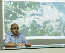 A empresa pública Portos do Paraná reuniu nesta sexta-feira (25) operadores portuários dos principais segmentos de carga para debater a atualização do Plano Diretor do município com a Secretaria Municipal de Urbanismo de Paranaguá. A ideia é que o desenvolvimento do setor seja contemplado no novo documento que norteia a organização e o crescimento da cidade para os próximos dez anos.