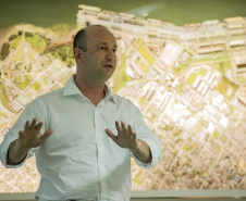 A empresa pública Portos do Paraná reuniu nesta sexta-feira (25) operadores portuários dos principais segmentos de carga para debater a atualização do Plano Diretor do município com a Secretaria Municipal de Urbanismo de Paranaguá. A ideia é que o desenvolvimento do setor seja contemplado no novo documento que norteia a organização e o crescimento da cidade para os próximos dez anos.