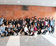 Cerca de 2 mil estudantes de colégios estaduais de Curitiba participaram, nesta sexta-feira (25), de um aulão preparatório para o Exame Nacional do Ensino Médio (Enem), que será aplicado nos dias 3 e 10 de novembro a estudantes de todo o Brasil. Foto: Divulgação/SEED