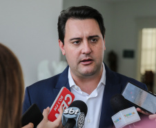 O governador Carlos Massa Ratinho Junior se reúne nesta segunda-feira (28) com o presidente da Caixa Econômica Federal, Pedro Guimarães, para discutir parcerias e investimentos em saneamento e habitação, no Palácio Iguaçu.  Curitiba, 28/10/2019 - Foto: Geraldo Bubniak/AEN