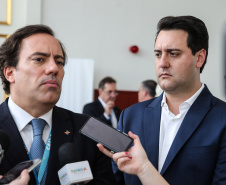 O governador Carlos Massa Ratinho Junior se reúne nesta segunda-feira (28) com o presidente da Caixa Econômica Federal, Pedro Guimarães, para discutir parcerias e investimentos em saneamento e habitação, no Palácio Iguaçu.  Curitiba, 28/10/2019 - Foto: Geraldo Bubniak/AEN