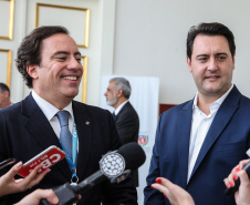 O governador Carlos Massa Ratinho Junior se reúne nesta segunda-feira (28) com o presidente da Caixa Econômica Federal, Pedro Guimarães, para discutir parcerias e investimentos em saneamento e habitação, no Palácio Iguaçu.  Curitiba, 28/10/2019 - Foto: Geraldo Bubniak/AEN