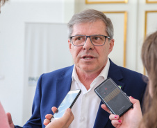O governador Carlos Massa Ratinho Junior se reúne nesta segunda-feira (28) com o presidente da Caixa Econômica Federal, Pedro Guimarães, para discutir parcerias e investimentos em saneamento e habitação, no Palácio Iguaçu.  Na foto o presidente da Cohapar Jorge Lange.  Curitiba, 28/10/2019 - Foto: Geraldo Bubniak/AEN