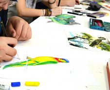 Encerra na próxima segunda-feira, 4 de novembro, o prazo de envio de material para 1º Concurso Paranaense de Desenho promovido pelo Centro Juvenil de Artes, da Secretaria de Estado da Comunicação Social e da Cultura. Voltada para crianças e adolescentes de 8 a 17 anos, essa primeira edição propõe como tema Heranças culturais do Paraná. O regulamento completo está disponível no site http://www.cjap.seec.pr.gov.br.Foto: Kraw Penas/SEEC