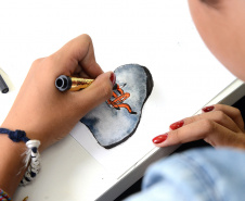 Encerra na próxima segunda-feira, 4 de novembro, o prazo de envio de material para 1º Concurso Paranaense de Desenho promovido pelo Centro Juvenil de Artes, da Secretaria de Estado da Comunicação Social e da Cultura. Voltada para crianças e adolescentes de 8 a 17 anos, essa primeira edição propõe como tema Heranças culturais do Paraná. O regulamento completo está disponível no site http://www.cjap.seec.pr.gov.br.Foto: Kraw Penas/SEEC